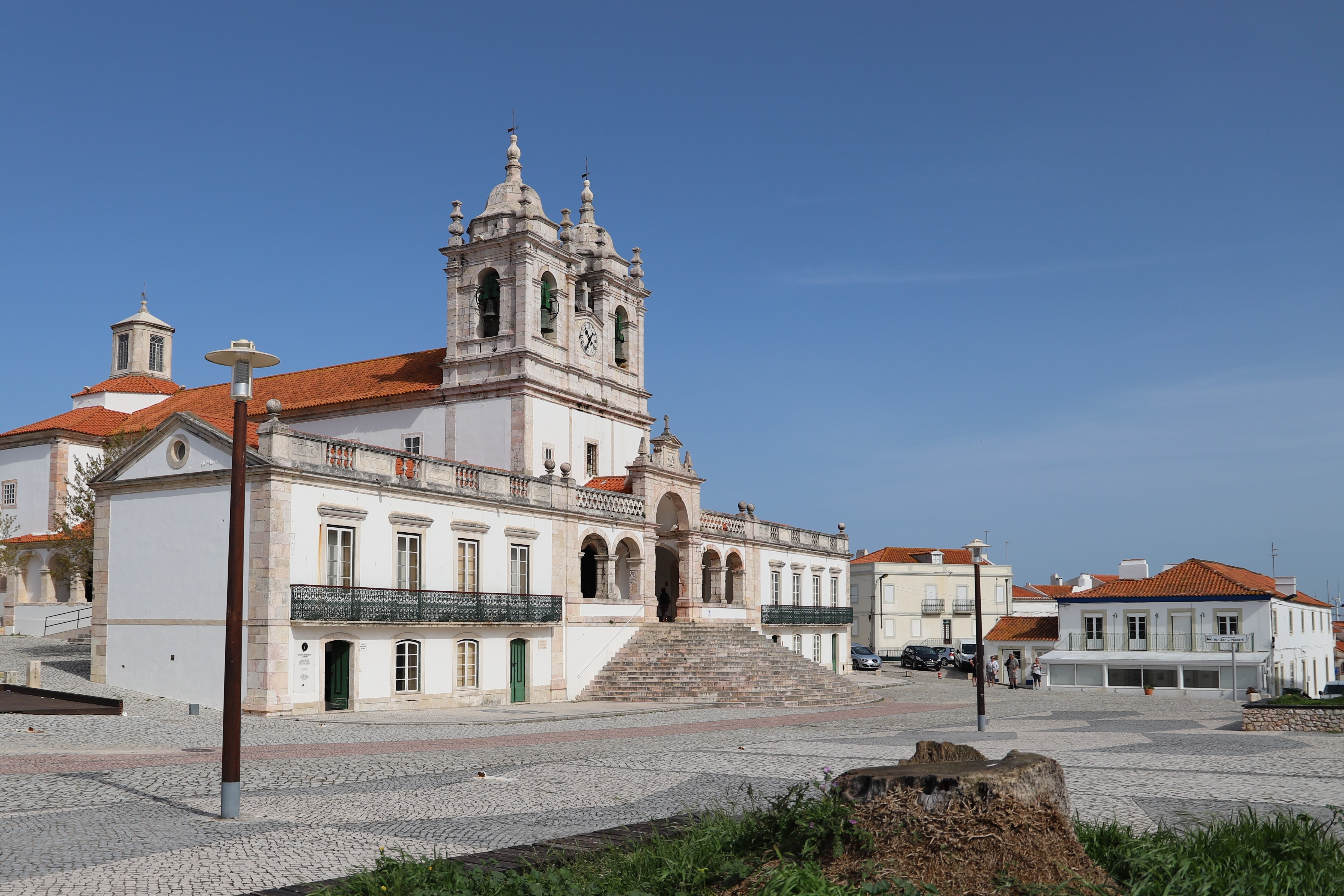 Nazaré waves tour porto-lisbon transfer